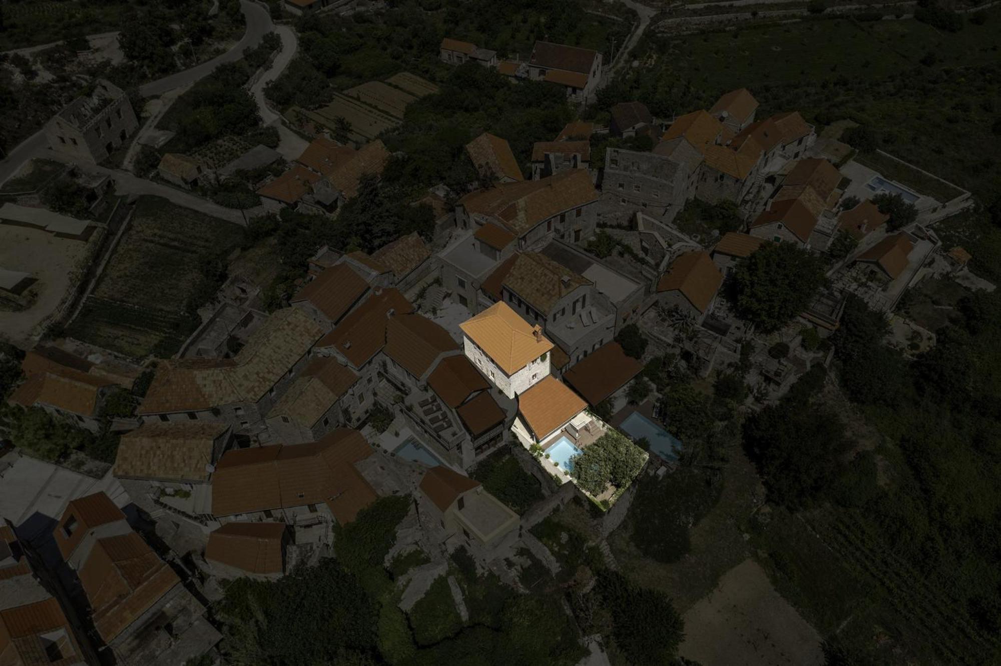 Dvor Pitve Villas 耶尔萨 外观 照片