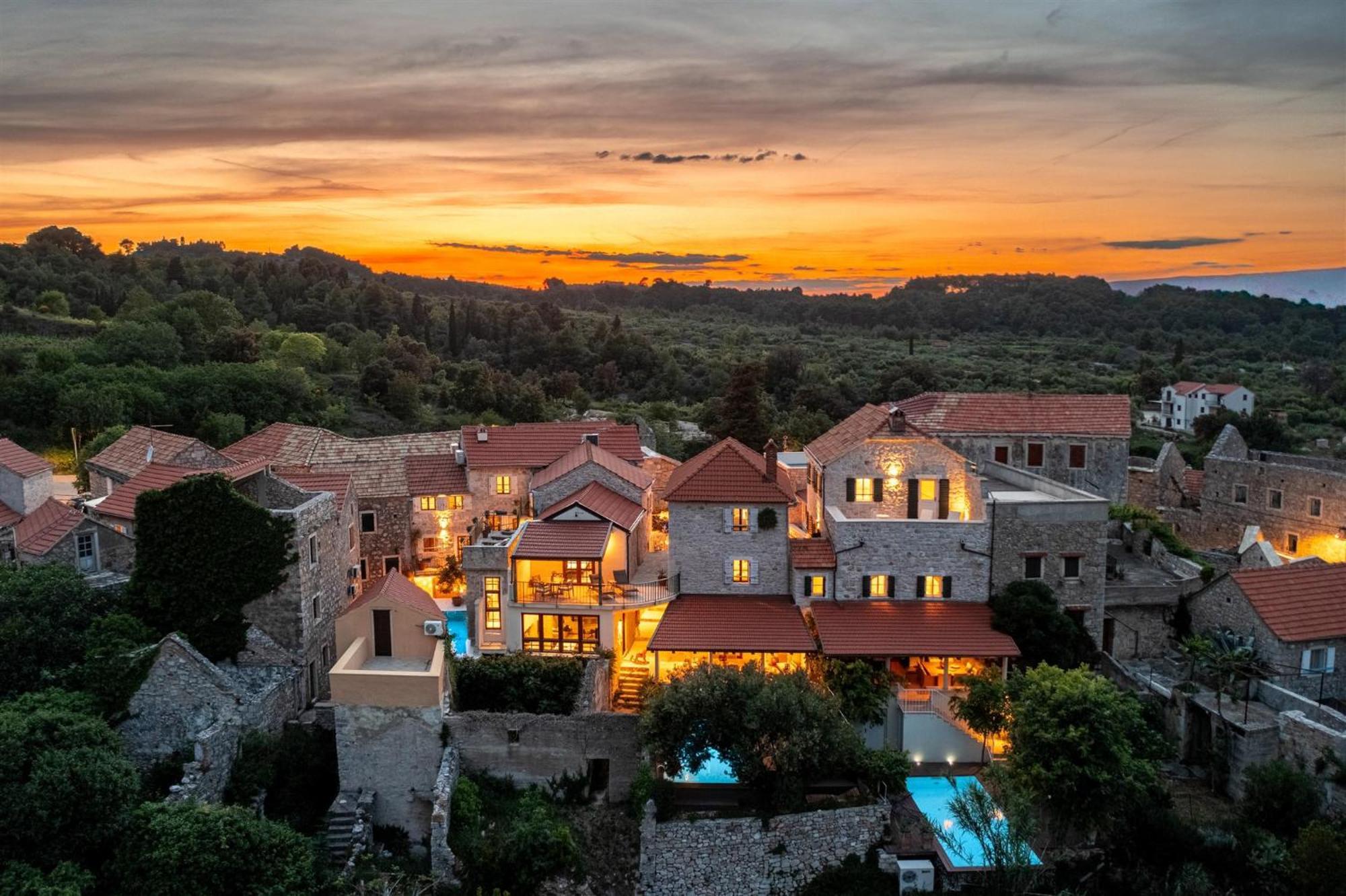 Dvor Pitve Villas 耶尔萨 外观 照片