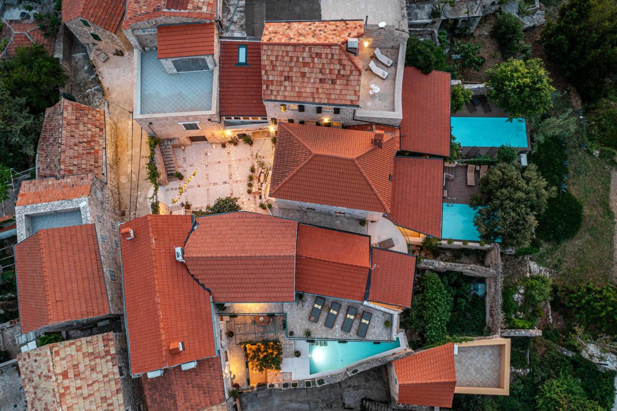 Dvor Pitve Villas 耶尔萨 外观 照片
