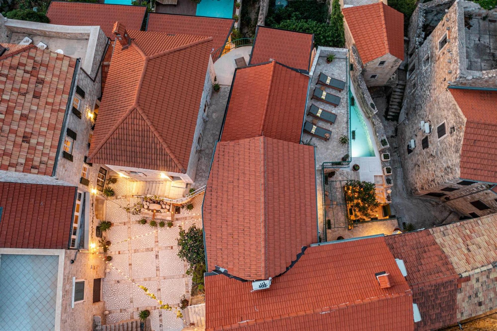Dvor Pitve Villas 耶尔萨 外观 照片
