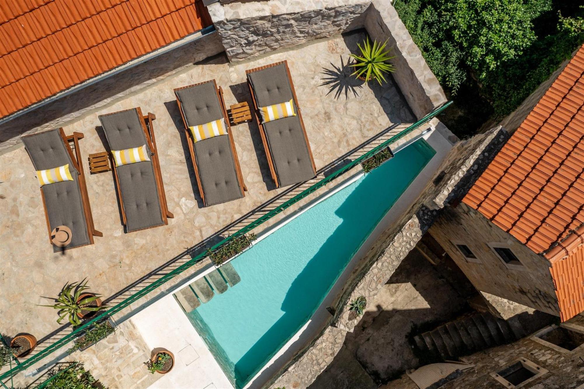 Dvor Pitve Villas 耶尔萨 外观 照片