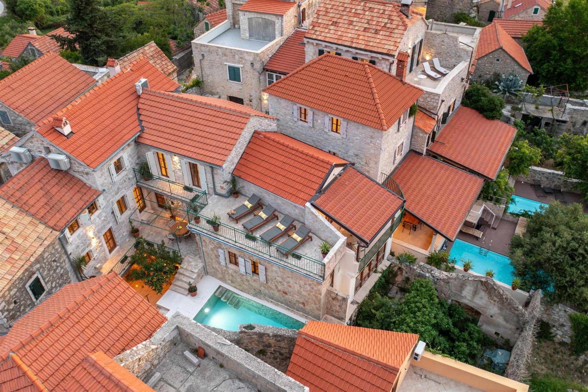 Dvor Pitve Villas 耶尔萨 外观 照片