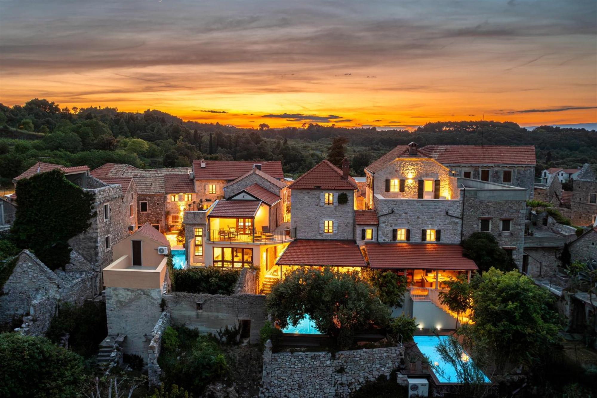 Dvor Pitve Villas 耶尔萨 外观 照片