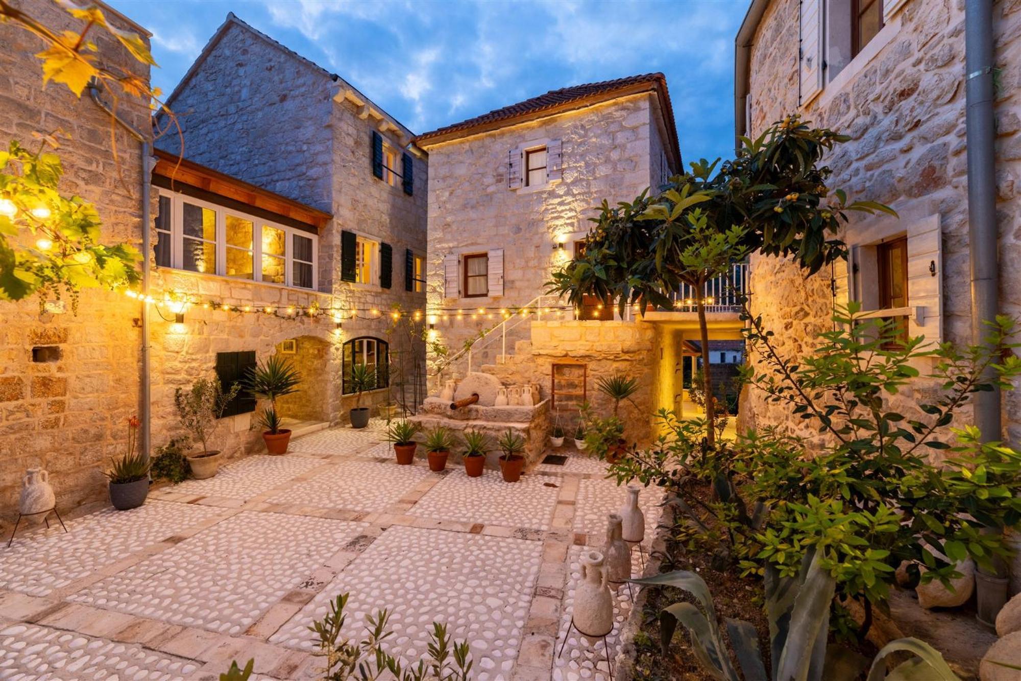 Dvor Pitve Villas 耶尔萨 外观 照片